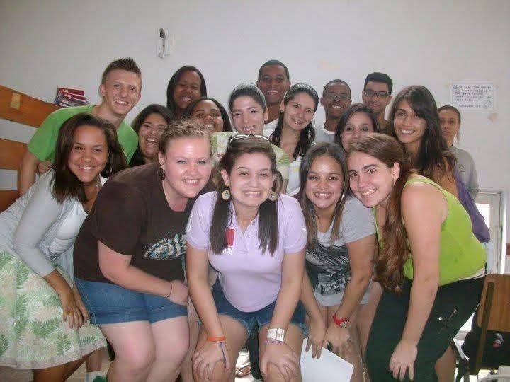 Registro antigo de uma turma de jovens voluntários e estudantes do instituto, marcando parte da trajetória do IGAZU