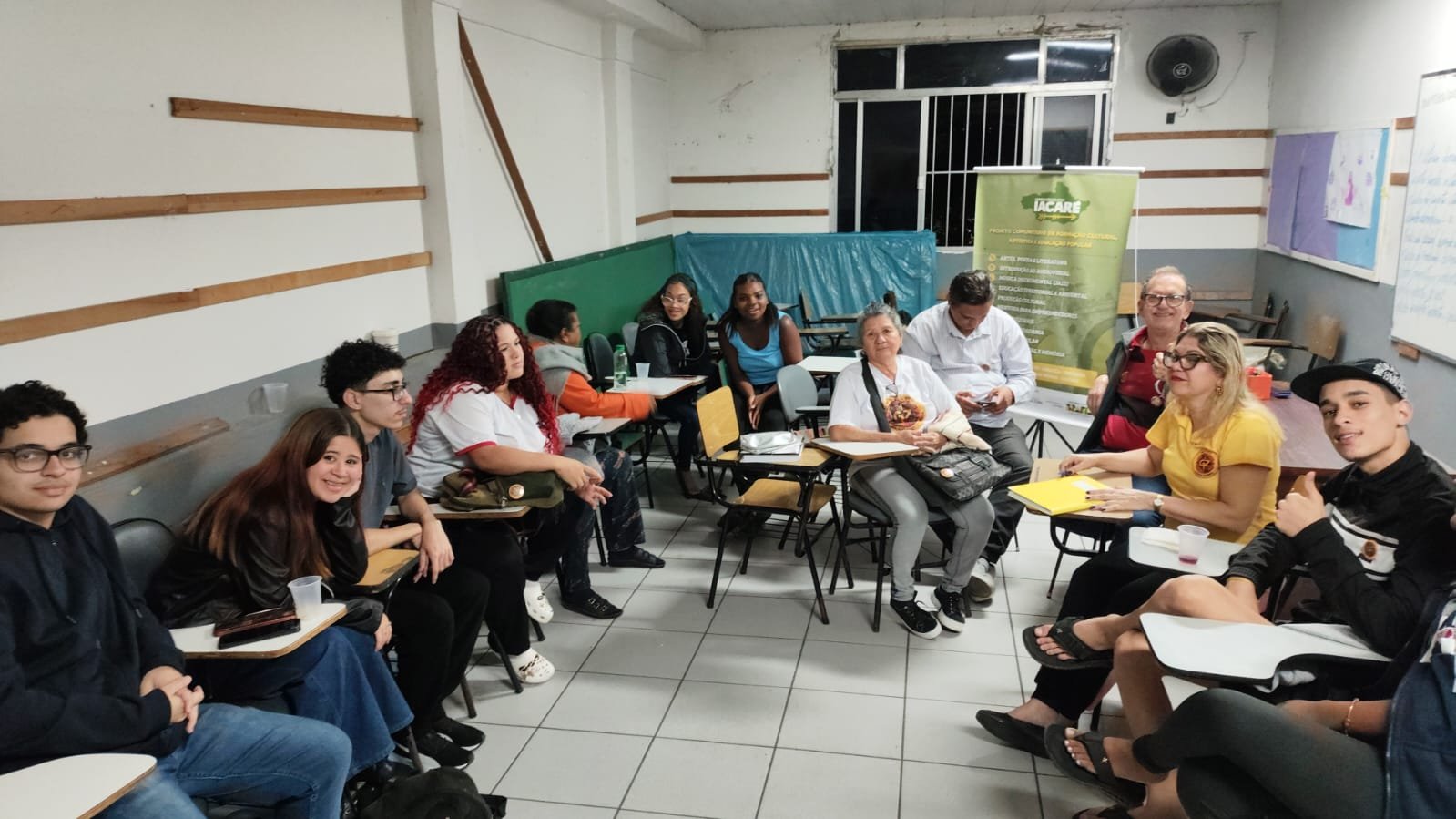 Grupo de jovens estudando reunidos em um espaço comunitário